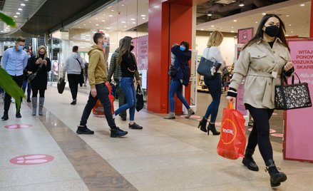 Mniej ludzi na zakupach w galeriach