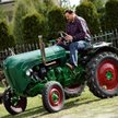 Jacek Grzywacz, właściciel skansenu traktorów w Łochowicach, na ciągniku Allgaier AP 22 z 1954 r.