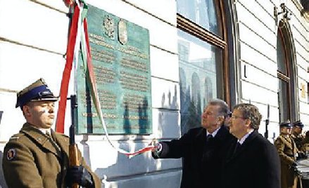Prezydenci Polski i Węgier pod pamiątkową tablicą