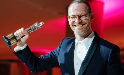 Reżyser Joachim Trier ze statuetką dla filmu „Wartość sentymentalna”