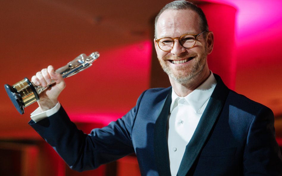 Reżyser Joachim Trier ze statuetką dla filmu „Wartość sentymentalna”