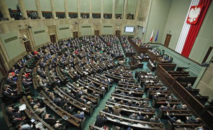 PO wciąż przed PiS, ale Kopacz już nie pomaga