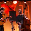 Gitarzysta Julian Lage (L) i basista Jorge Roeder (P) podczas wystepu w drugim dniu Festiwalu Jazz J