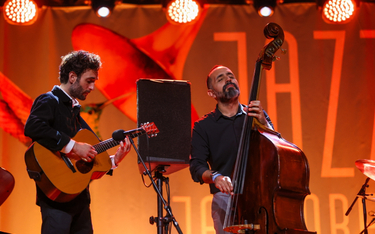 Gitarzysta Julian Lage (L) i basista Jorge Roeder (P) podczas wystepu w drugim dniu Festiwalu Jazz J