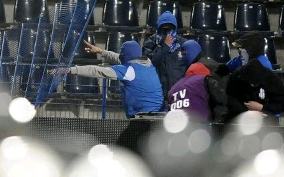 Śledczy zdecydowali się na publikację zdjęć pseudokibiców po zamieszkach na stadionie w Bydgoszczy 3