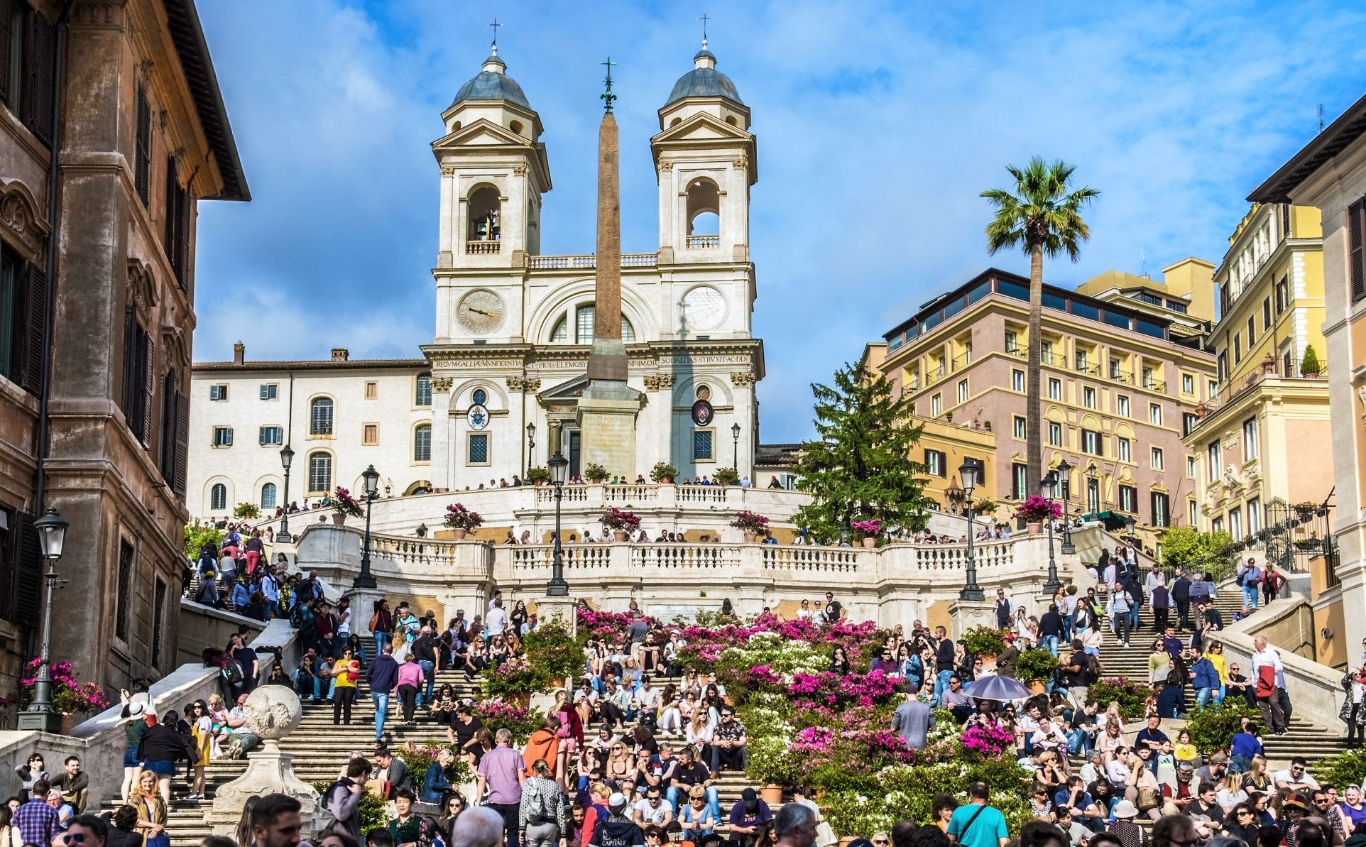Wyjazdowe plany Polaków na Wielkanoc. Zyskały kraje o silnych tradycjach katolickich