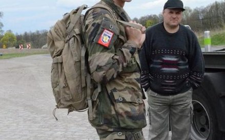 Francuzi wyładowują sprzęt na rampie kolejowej koło Drawska Pom.