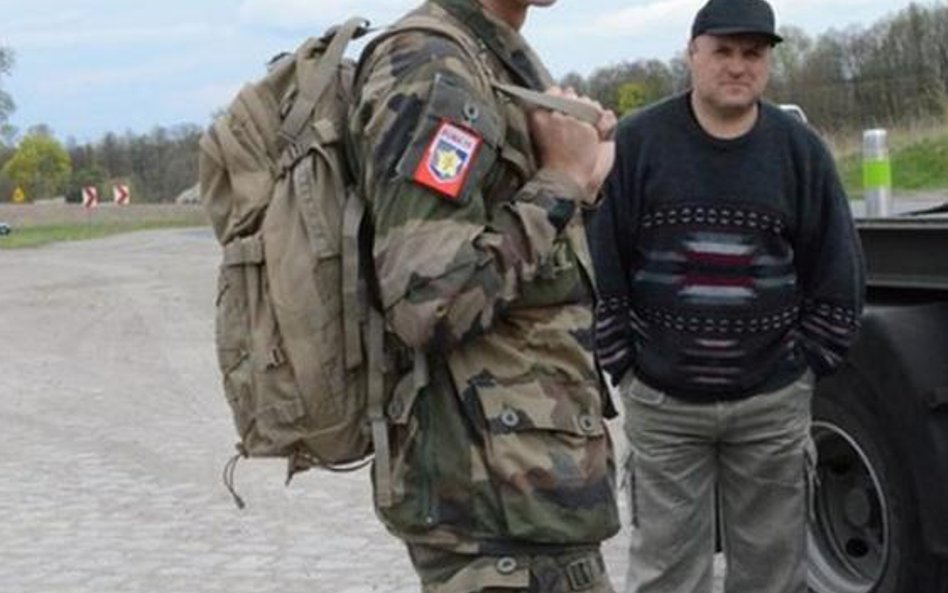 Francuzi wyładowują sprzęt na rampie kolejowej koło Drawska Pom.