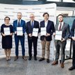 Prof. Elżbieta Chojna -Duch, przewodnicząca kapituły (od lewej) z wyróżnionymi za wygrane przed sąda