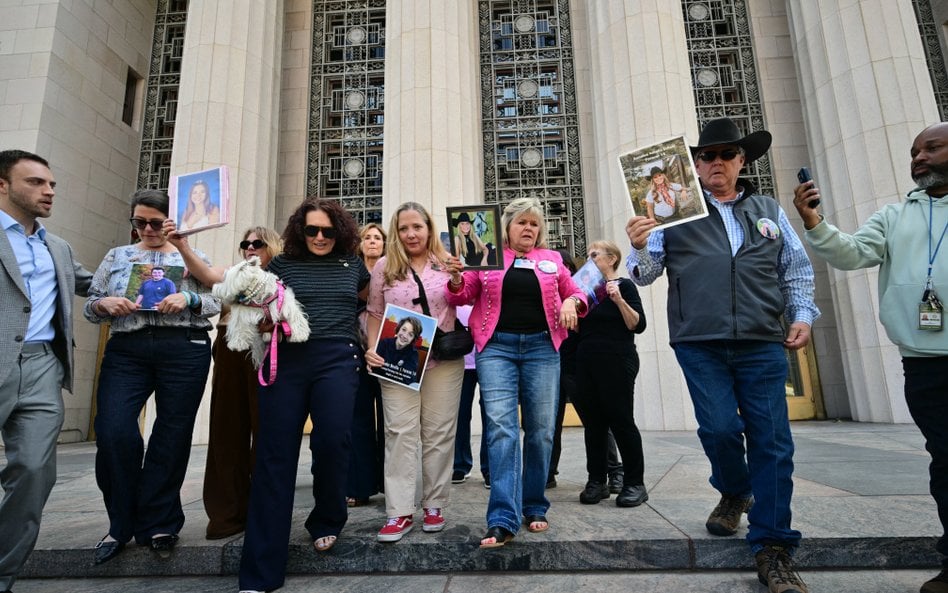 Krewni ofiar wychodzą z Sądu Najwyższego w Los Angeles, trzymając w rękach portrety swoich bliskich