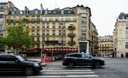 Paryż może niemal całkowicie wyrzucić samochody z centrum