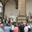 Florencja polewa schody wodą… przeciw turystom
