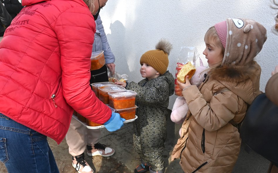 Sanepid dementuje. Nie zakazuje wolontariuszom rozdawania kanapek uchodźcom