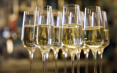 Grudniowe żniwa szampana. Polacy wybierają coraz lepsze trunki