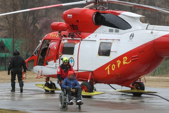 Ratownicy TOPR przetransportowali poszkodowanego do szpitala w Zakopanem. Mężczyzna został częściowo