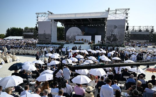 Uczestnicy mszy świętej, sprawowanej w ramach uroczystości beatyfikacyjnych rodziny Ulmów w Markowej
