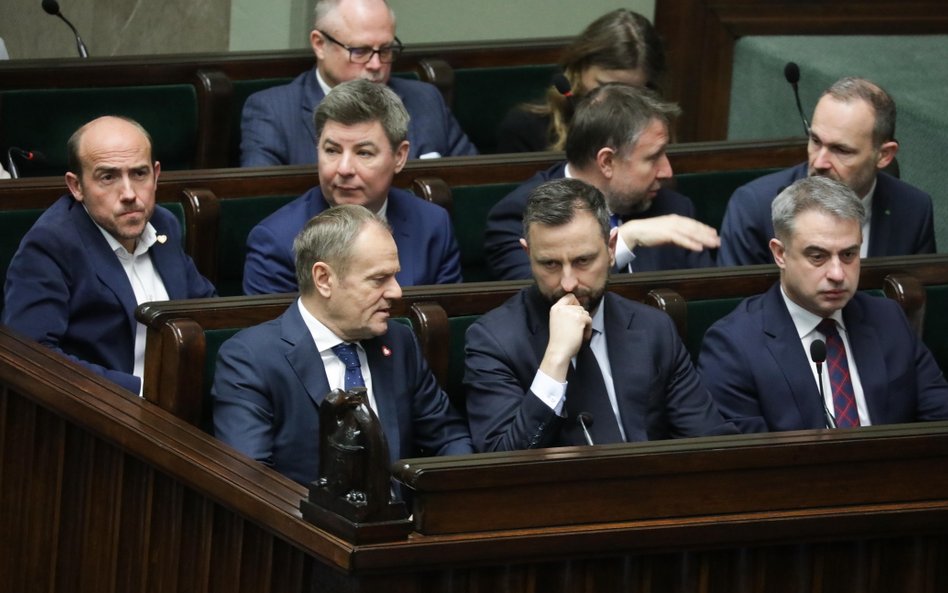 Premier Donald Tusk (L-dół), wicepremier, minister obrony narodowej Władysław Kosiniak-Kamysz (C-dół