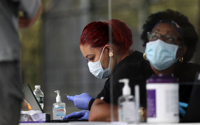 W USA o 215 tys. więcej zgonów niż wynosi średnia. „Rasowy wymiar pandemii”