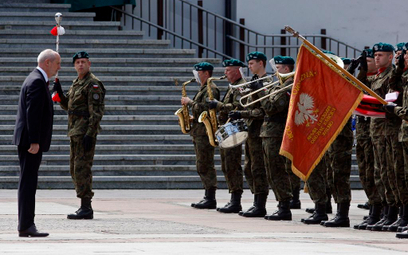 Minister obrony Antoni Macierewicz podczas uroczystości składania przysięgi przez pierwszych żołnier
