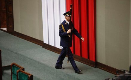 Mało chętnych do służby u marszałka Kuchcińskiego