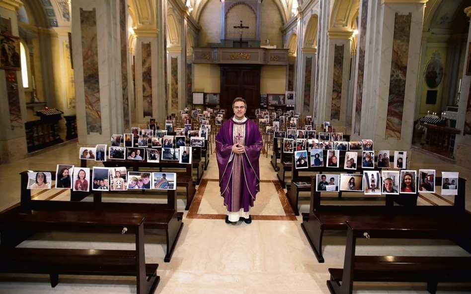 – Poprosiłem o przesłanie zdjęć mailem i stopniowo zacząłem je drukować. Niektórzy zostawiali fotogr