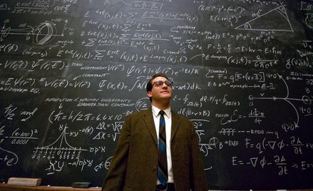 Larry Gopnik (Stuhlbarg), wykładowca fizyki na niewielkim uniwersytecie w Minneapolis, prowadzi spok