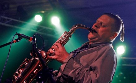 Na saksofonie Kazik grywa rzadko. W grupie Kazik Na Żywo zajmuje się tym, co potrafi najlepiej: kapi