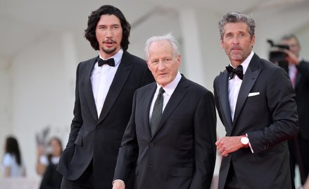 Aktorzy Adam Driver i Patrick Dempsey oraz reżyser Michael Mann (w środku) w Wenecji