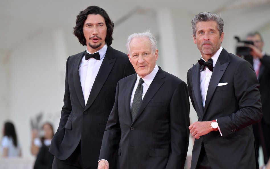 Aktorzy Adam Driver i Patrick Dempsey oraz reżyser Michael Mann (w środku) w Wenecji