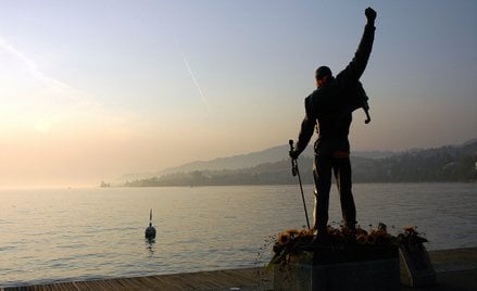 Pomnik Freddiego Mercury'ego nad brzegiem Jeziora Genewskiego