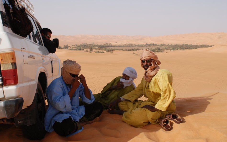 Tuaregowie na pustyni Ubari