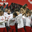 Robert Lewandowski pijący szampana po meczu z Irlandią.