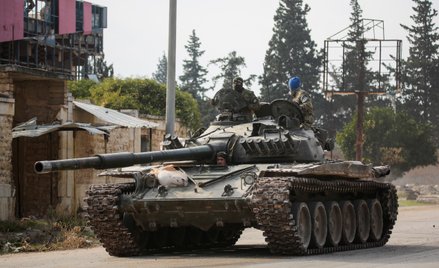 Rebelianci dowodzeni przez islamistyczną grupę bojowników Hayat Tahrir al-Sham w pojeździe wojskowym