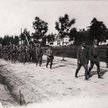 15 sierpnia 1913 na ulicy Marszałkowskiej w Zakopanem: przemarsz Kompanii Strzeleckiej. Na czele, ob