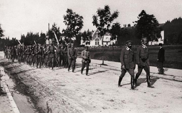 15 sierpnia 1913 na ulicy Marszałkowskiej w Zakopanem: przemarsz Kompanii Strzeleckiej. Na czele, ob