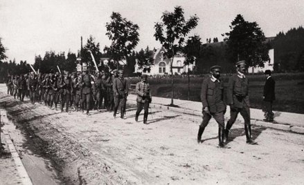 15 sierpnia 1913 na ulicy Marszałkowskiej w Zakopanem: przemarsz Kompanii Strzeleckiej. Na czele, ob