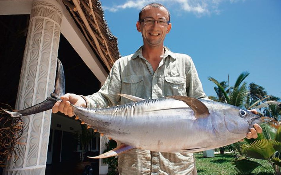 Konrad Łapiński, zarządzający z TOTAL FIZ i jego największa zdobycz: 17-kg tuńczyk.