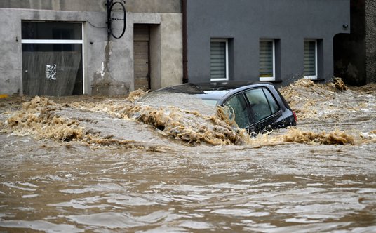 Samochód na zalanej ulicy w Głuchołazach