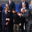 Wołodymyr Zełenski na wspólnej fotografii z liderami UE. Prezydent Ukrainy wita się z prezydentem Cy