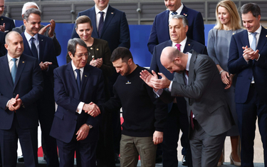 Wołodymyr Zełenski na wspólnej fotografii z liderami UE. Prezydent Ukrainy wita się z prezydentem Cy