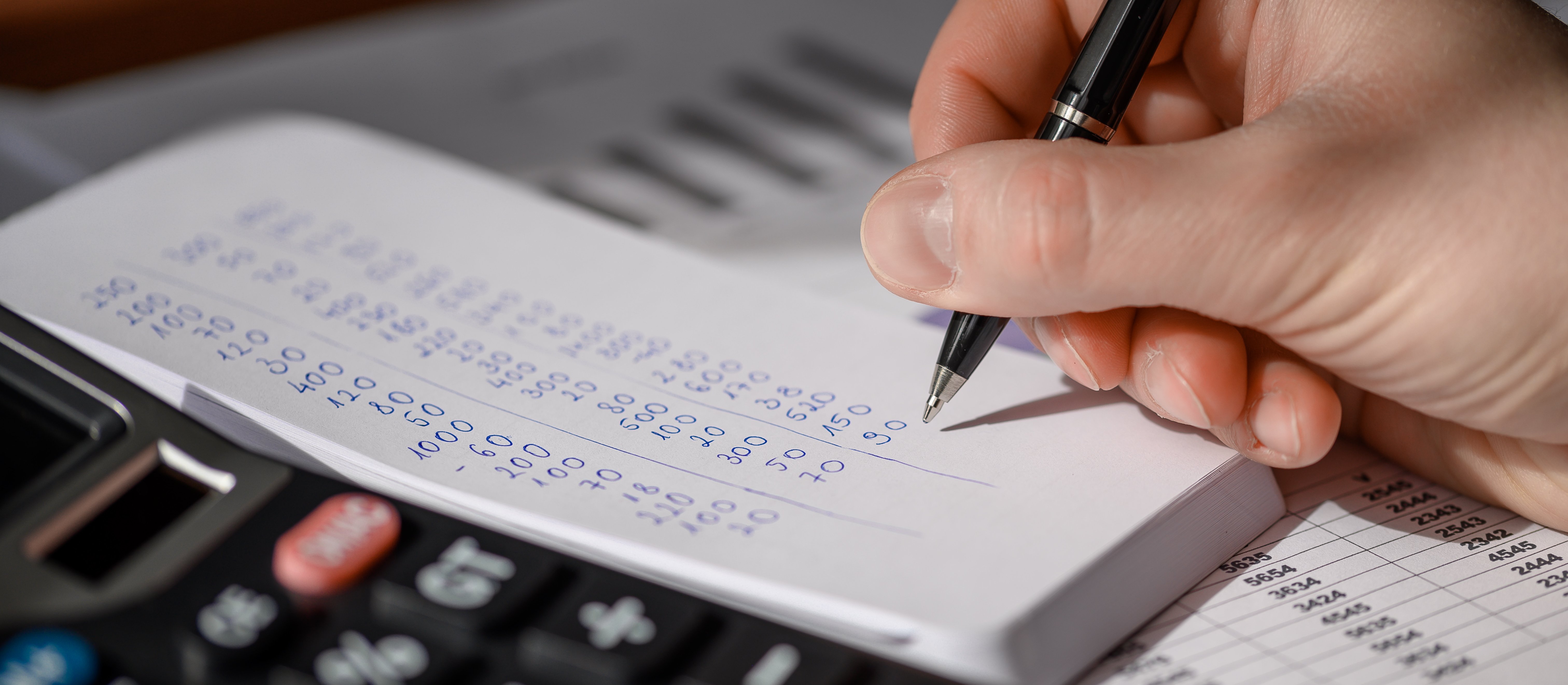 Maklerzy wrzucili piąty bieg w końcówce roku. XTB znów odjechało stawce