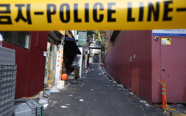 Odgrodzona policyjną taśmą uliczka, na której doszło do tragedii w Seulu