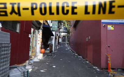 Odgrodzona policyjną taśmą uliczka, na której doszło do tragedii w Seulu