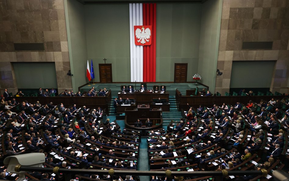 Posłowie na sali obrad Sejmu 23 stycznia 2026 r.