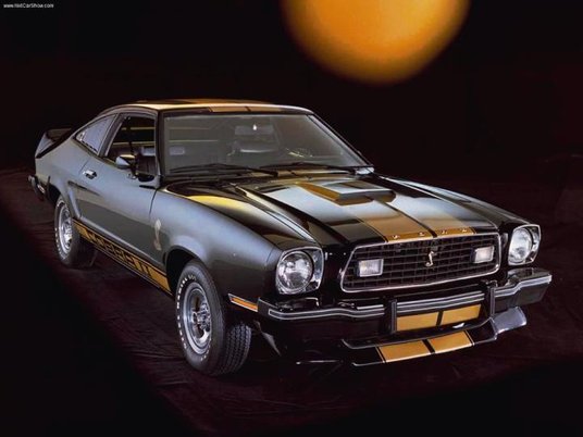 Mustang Cobra z 1975 roku ma drapieżny charakter.