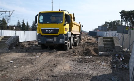 Plac budowy nowej linii kolejowej w Falenicy. Rozbierana jest rampa kolejowa, z której w 1942 roku w