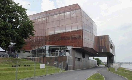 Centrum Nauki Kopernik w Warszawie jest przykładem budowli nadziemnej, stoi nad tunelem Wisłostrady