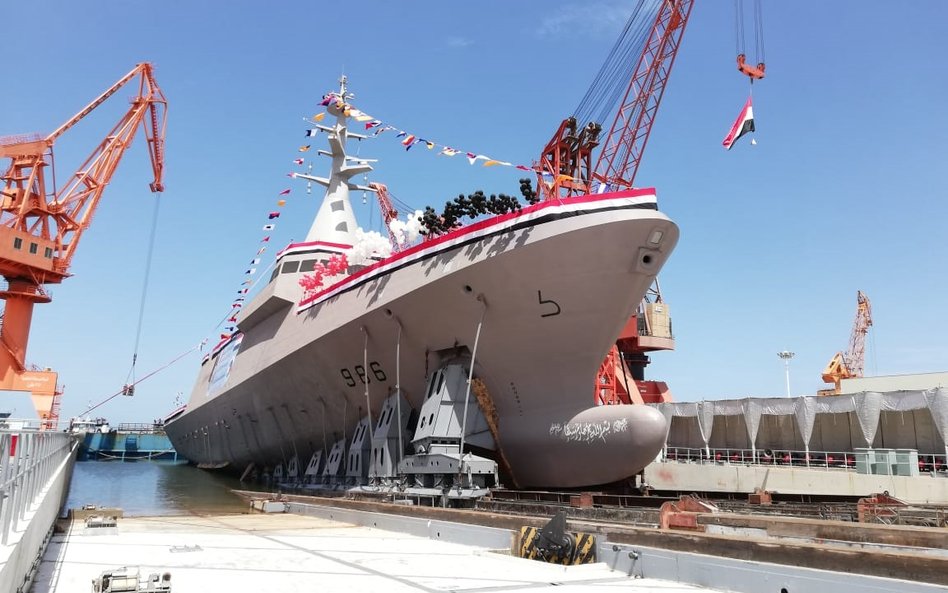 Korweta Luxor typu Gowind 2500 schodzi z pochylni podczas ceremonii wodowania. Fot./Naval Group.