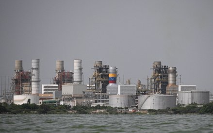 Rafineria ropy naftowej należąca do państwowego przedsiębiorstwa Petroleos de Venezuela (PDVSA) w Ma