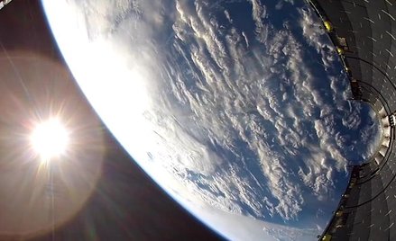 Tak się spada z orbity na Ziemię [wideo]